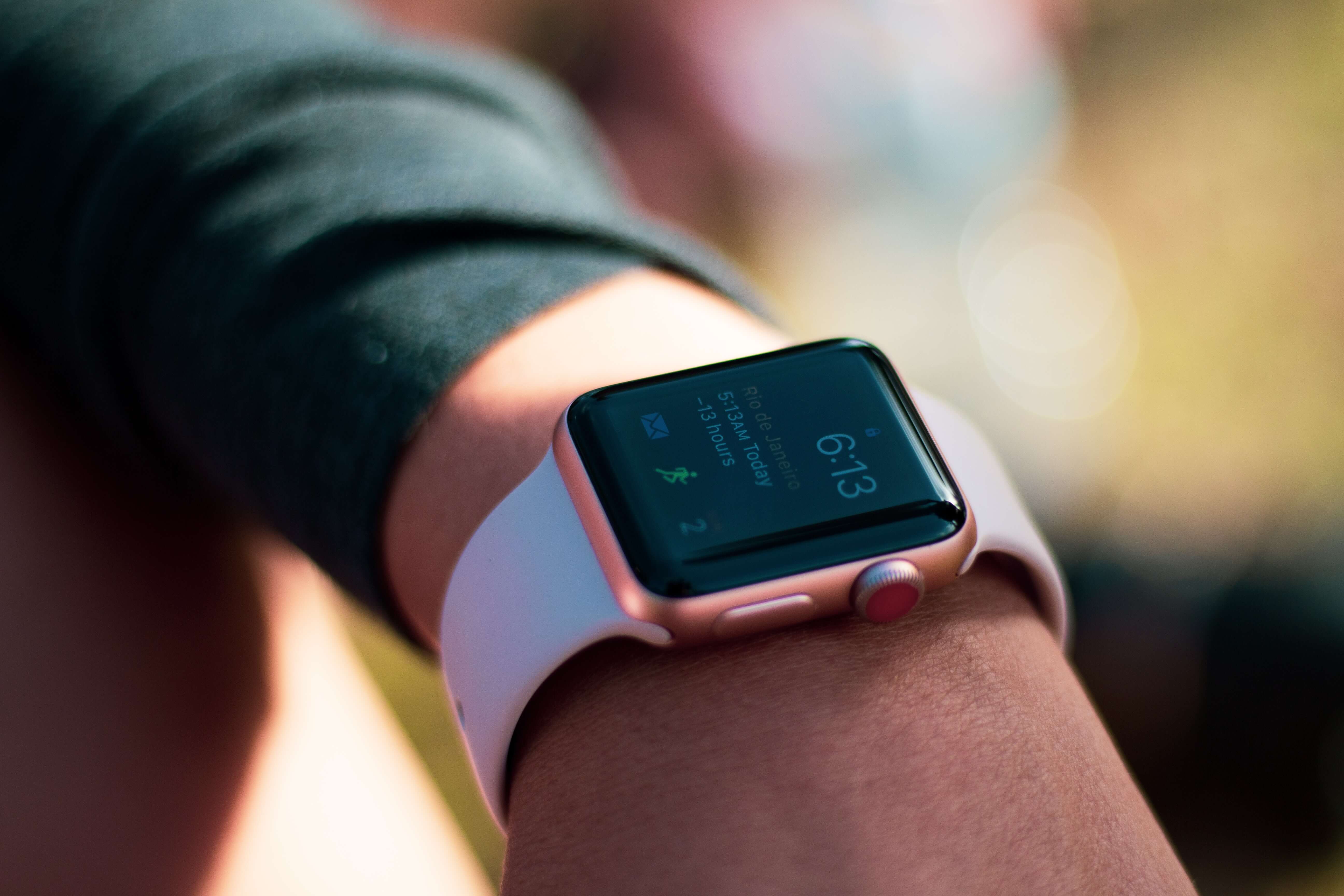 How long does hotsell apple watch last